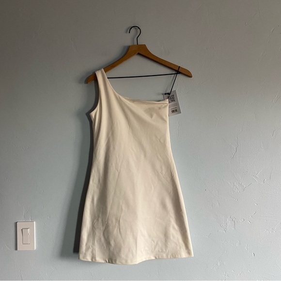girlfriend collective one shoulder dress Girlfriend Collective Bianca Dress, Women's Fashion, Dresses & Sets, Dresses  on Carousell